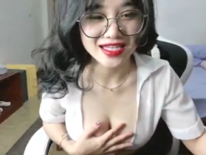 Cô em idol sexy live show vếu khoe lồn