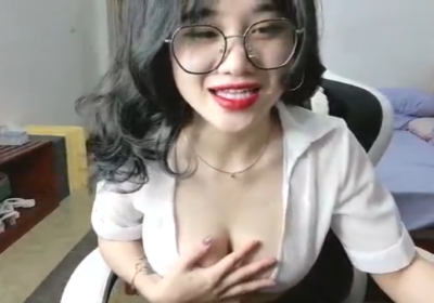 Cô em idol sexy live show vếu khoe lồn